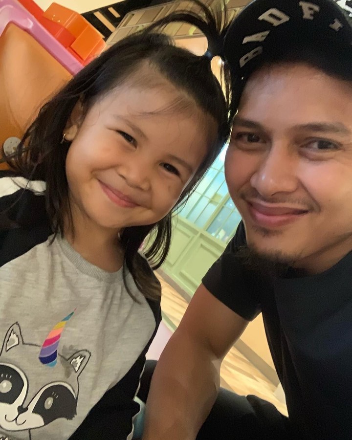 7 Foto Kedekatan Pebulutangkis Mohammad Ahsan dan Anak-anaknya