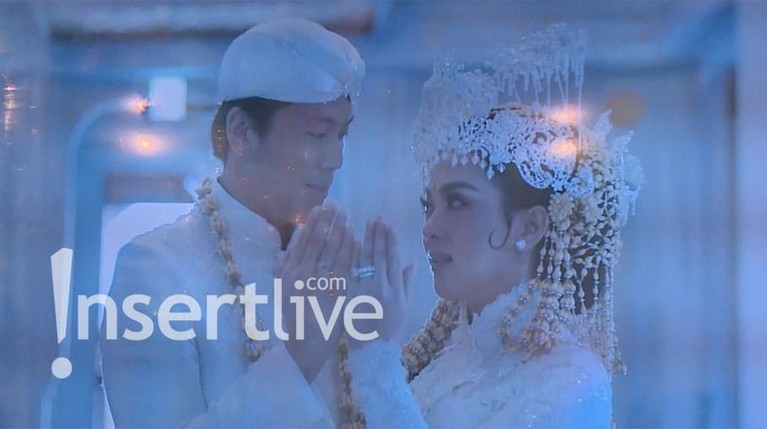 Menggelar pernikahan pada Rabu (27/2), berikut Insertlive sajikan potret manis prosesi akad pernikahan Syahrini dan Reino Barack.