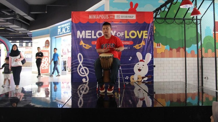 Meski memiliki keterbatasan, bukan berarti anak-anak dengan down syndrome enggak bisa unjuk kebolehan dalam bermusik lho.