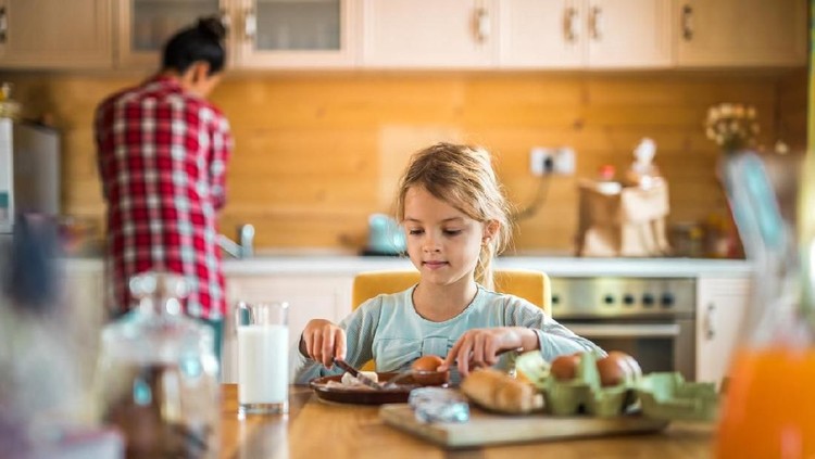 Jika Bunda tak punya banyak waktu membuat sarapan untuk anak, coba deh 5 ide sarapan mudah berikut dan si kecil bisa buat sendiri.