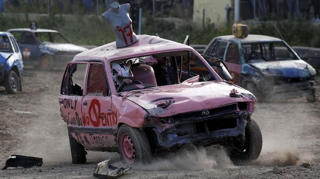 FOTO: Wanita-wanita Penghancur Mobil