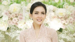 Menguak 3 Batu di Mahkota Mewah Syahrini Saat Resepsi