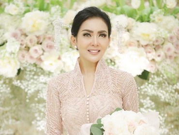 Padukan Budaya Sunda & Jepang, Ini Kisah Gaun Bangau Syahrini