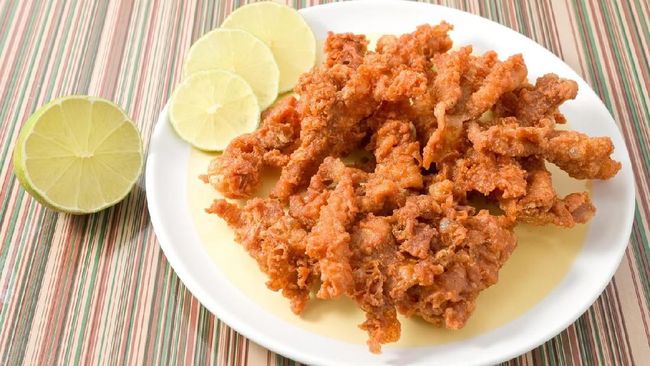Kulit ayam yang garing biasanya jadi rebutan. Namun jika kebanyakan makan kulit ayam, ada bahaya yang bakal Anda hadapi. 