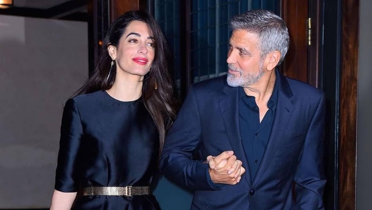 8 Pernikahan Beda Usia Artis Hollywood Usia bukan halangan bagi 8 pasangan Hollywood ini untuk membawa hubungannya ke jenjang pernikahan. Wah siapa saja? Berikut informasinya versi Insertlive.
