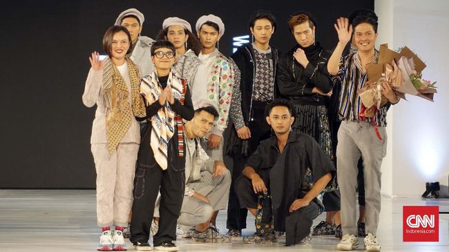 Songket yang biasanya jadi pilihan busana formal, berubah jadi pakaian bergaya streetwear dalam koleksi terbaru Danjyo Hiyoji bertajuk Hook.