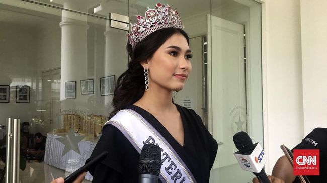 Puteri Indonesia Sebut Jokowi Ingin Ada Menteri Usia 25 Tahun Jokowi bertemu dengan Yayasan Putri Indonesia dan Miss Universe 2018 di Istana Bogor. Jokowi mewacanakan ada menteri berusia di bawah 25 tahun.