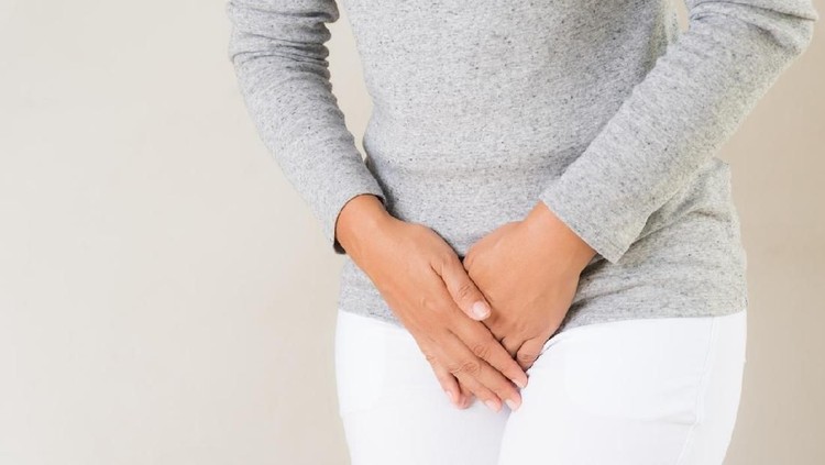 keputihan Young woman having painful stomachache with hands holding pressing her crotch lower abdomen. Medical or gynecological problems, healthcare concept