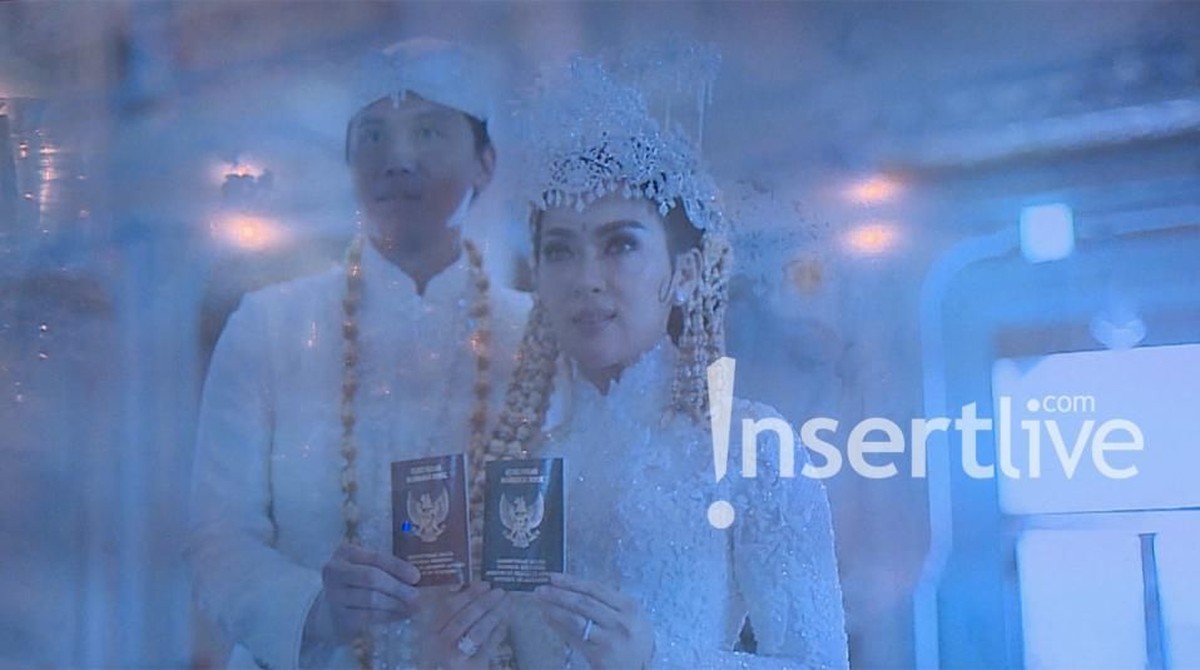 Menggelar pernikahan pada Rabu &lpar;27&sol;2&rpar;&comma; berikut Insertlive sajikan potret manis prosesi akad pernikahan Syahrini dan Reino Barack&period;