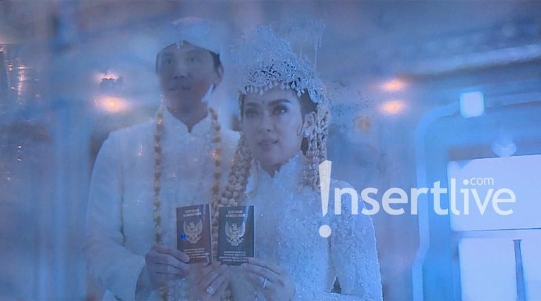 Menggelar pernikahan pada Rabu (27/2), berikut Insertlive sajikan potret manis prosesi akad pernikahan Syahrini dan Reino Barack.
