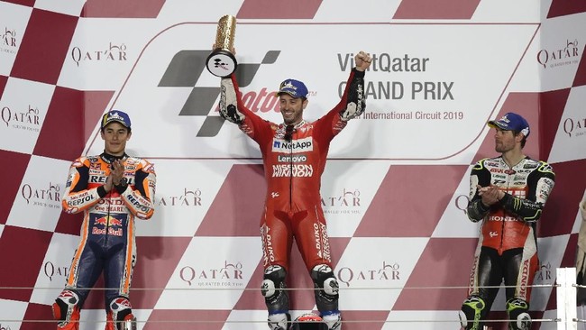 Pebalap Ducati Andrea Dovizioso finis paling depan di Sirkuit Losail dengan waktu 42 menit 36,902 detik mengalahkan pebalap Repsol Honda Marc Marquez.