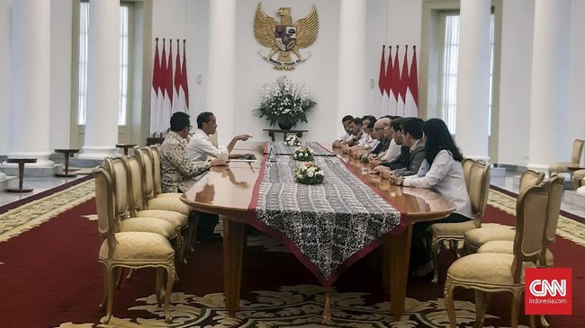 Presiden Jokowi mengundang CEO Dorna Carmelo Ezpeleta ke Istana Kepresidenan Bogor membahas persiapan MotoGP Indonesia di Mandalika pada 2021.