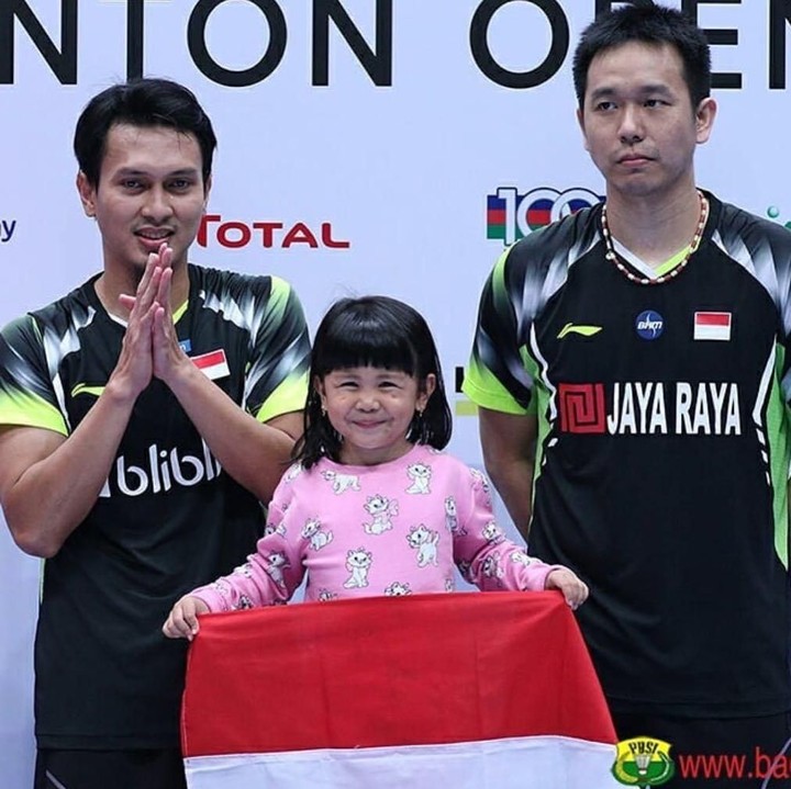 <p>Ketika menjuarai Singapore Open 2018, Mohammad Ahsan turut membawa sang putri, Chayra Maritza Ahsan, ke atas podium. (Foto: Instagram @king.chayra)</p>