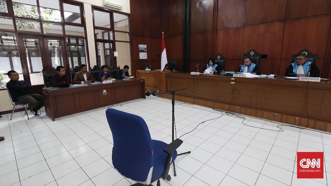 Majelis hakim menolak gugatan WP KPK karena sudah terbit aturan baru mengenai rotasi dan mutasi pegawai lewat Peraturan Pimpinan KPK Nomor 1/2019.