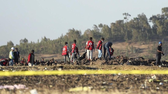 Saksi menyatakan pesawat Boeing 737-8 MAX maskapai Ethiopian Airlines terbakar di udara beberapa saat sebelum jatuh.