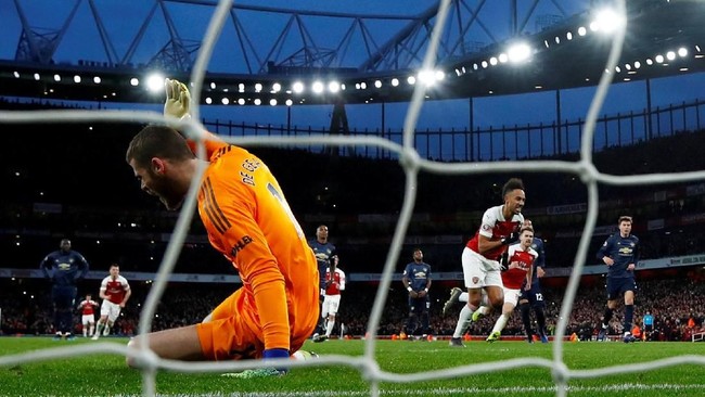 Meme lucu bertebaran di media sosial usai Manchester United menelan kekalahan 0-2 saat bertandang di markas Arsenal, Stadion Emirates.