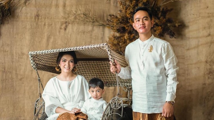 Saat kencan pertama dengan Gibran, Selvi didandani oleh rekannya agar terlihat makin cantik.