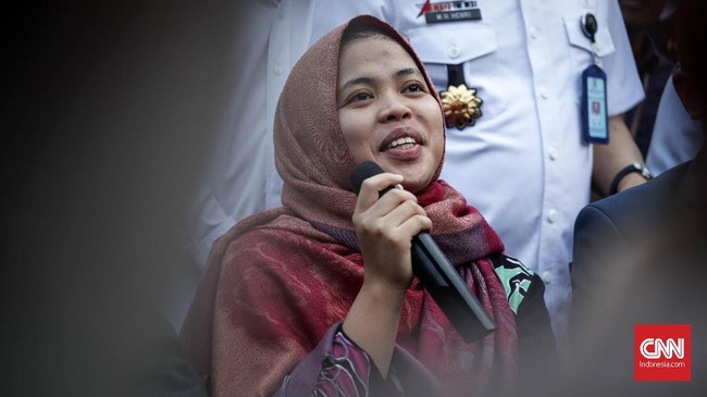 Mantan terdakwa kasus pembunuhan Kim Jong-nam, Siti Aisyah, tiba di Indonesia setelah diputus bebas oleh Malaysia. Dia ingin bertemu dengan keluarganya.