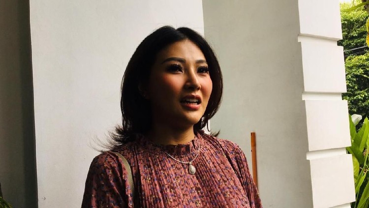 Makan Sirih Pinang Saat Hamil Seperti Sarwendah, Bahaya Tidak? Saat acara tujuh bulan kehamilan, Sarwendah makan sirih pinang. Bahaya enggak ya?