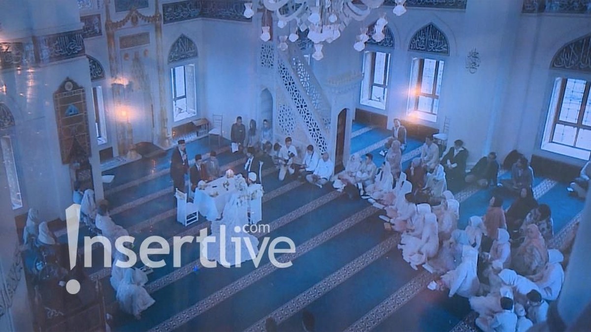 Menggelar pernikahan pada Rabu &lpar;27&sol;2&rpar;&comma; berikut Insertlive sajikan potret manis prosesi akad pernikahan Syahrini dan Reino Barack&period;