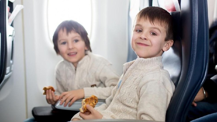 8 Ide Snack Sehat agar Si Kecil Anteng Selama Penerbangan Mengajak si kecil terbang selama berjam-jam enggak perlu khawatir, Bun. Siapkan makanan kesukannya biar enggak cranky di pesawat.