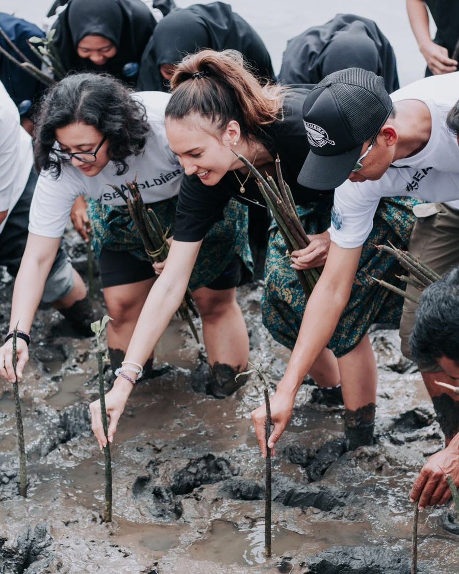 Kekayaan ragam flora dan fauna Indonesia merupakan anugerah yang harus dijaga.