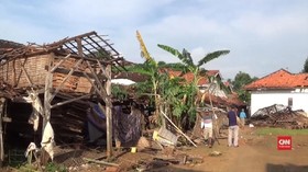 VIDEO: Angin Puting Beliung Rusak Puluhan Rumah di Sumenep
