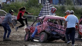 FOTO: Wanita-wanita Penghancur Mobil