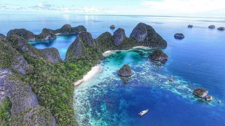 Kepulauan Raja Ampat masuk dalam daftar destinasi wisata favorit yang wajib dikunjungi oleh banyak artis Indonesia. Lokasinya yang berada di ujung timur Indonesia ini menyajikan hamparan laut biru serta gugusan batu karang yang indah.