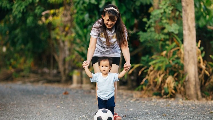 Bunda pasti menginginkan si kecil tumbuh menjadi anak yang sehat. Bunda harus mengajak si kecil menerapkan pola hidup sehat sejak dini.