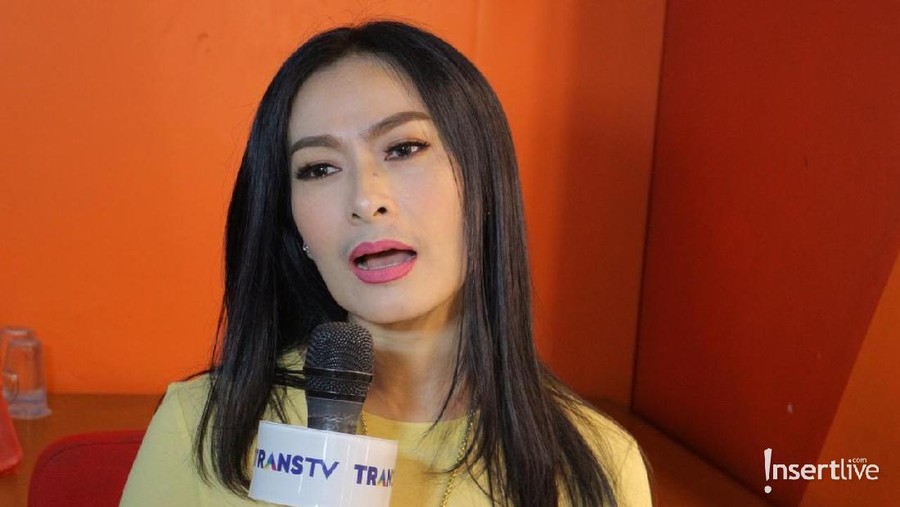Banyaknya penyanyi pendatang baru penuh sensasi buat Iis Dahlia kecewa.