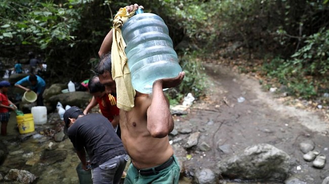 FOTO: Berebut Air di Venezuela