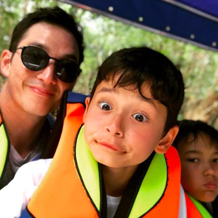 <p>Pasang ekspresi <em>duck face</em> saja, wajah ayah dan anak ini masih ganteng maksimal ya, Bun. (Foto: Instagram: @mike_lewis)</p>