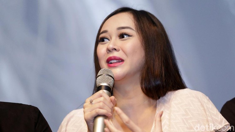 Aura Kasih sempat mengira ia terkena guna-guna karena kakinya sering terasa sakit setelah magrib. Ternyata, ini penyebabnya, Bun.