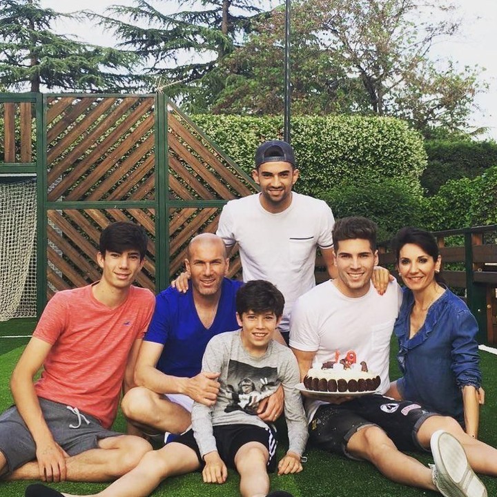 <p>Momen ulang tahun putra kedua, Luca Zidane, yang ke-19. So sweet ya, Bun? (Foto: Instagram @luca)</p>