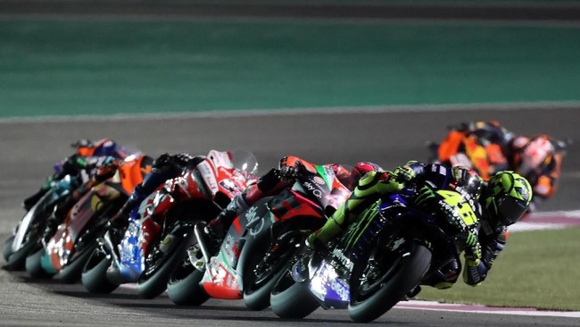 Carlo Pernat menyebut Yamaha wajib memberikan dukungan penuh pada Valentino Rossi yang masih menunjukkan kehebatannya di MotoGP Qatar.