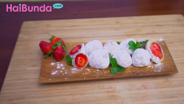 Resep Mochi Strawberry, Dessert Kenyal Manis Segar di Mulut Mochi yang satu ini enggak cuma berisi kacang, Bun, tapi juga buah strawberry yang manis segar di mulut. Enak!
