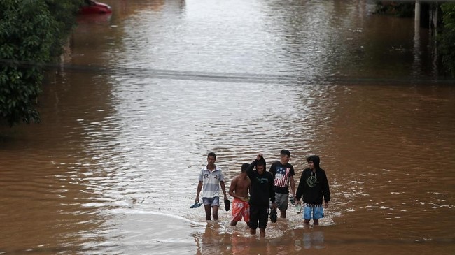 Setidaknya 12 orang tewas setelah banjir akibat hujan deras di sekitar wilayah Sao Paulo, Brasil, pada Minggu (10/3).