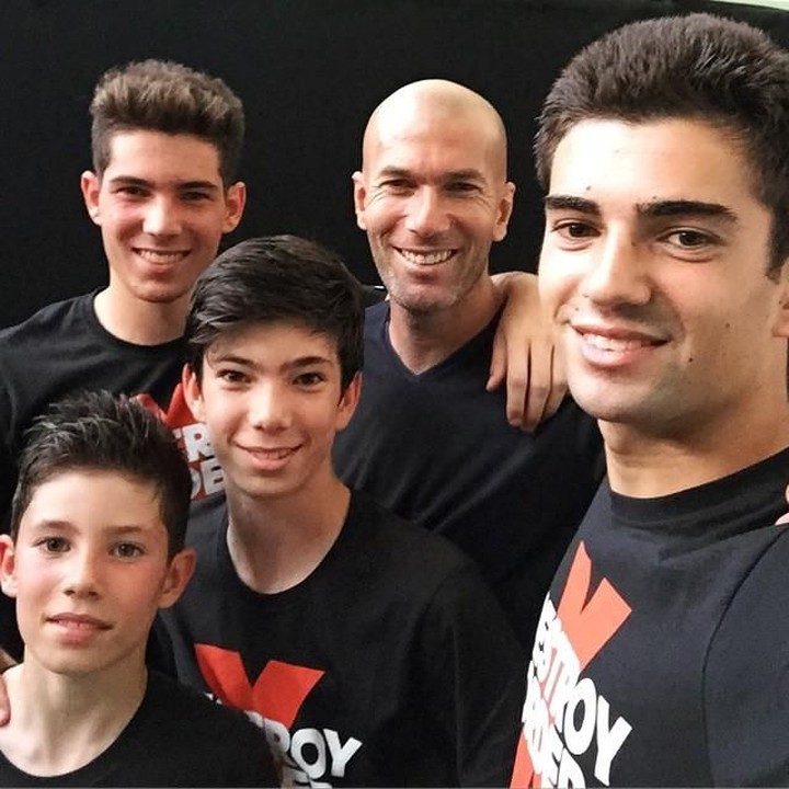<p>Potret kekompakan Zidane dan keempat putranya. Dua putra tertuanya, Enzo Zidane dan Luca Zidane juga mengikuti jejak sang ayah jadi pemain sepak bola lho, Bun. Keren ya? (Foto: Instagram @zidane)</p>