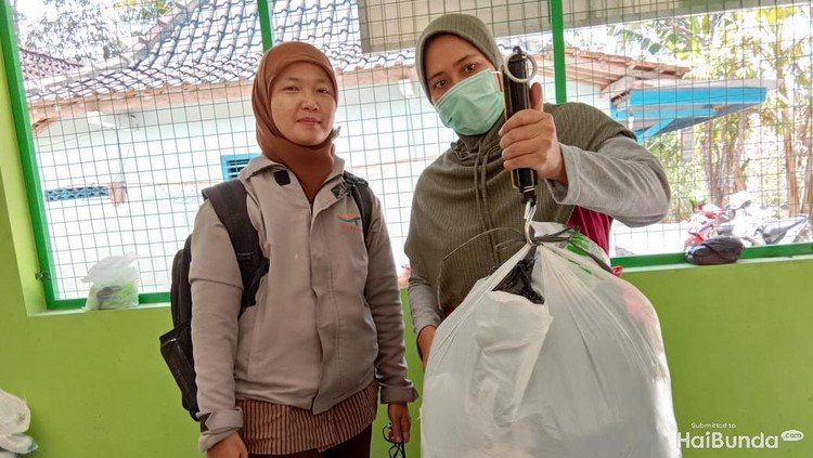Bunda Kreatif, Kumpulkan Sampah Plastik Berbuah Rupiah Sampah plastik kini tak lagi meresahkan bagi para bunda di Desa Sendangsari. Mereka olah dan berbuah rupiah.