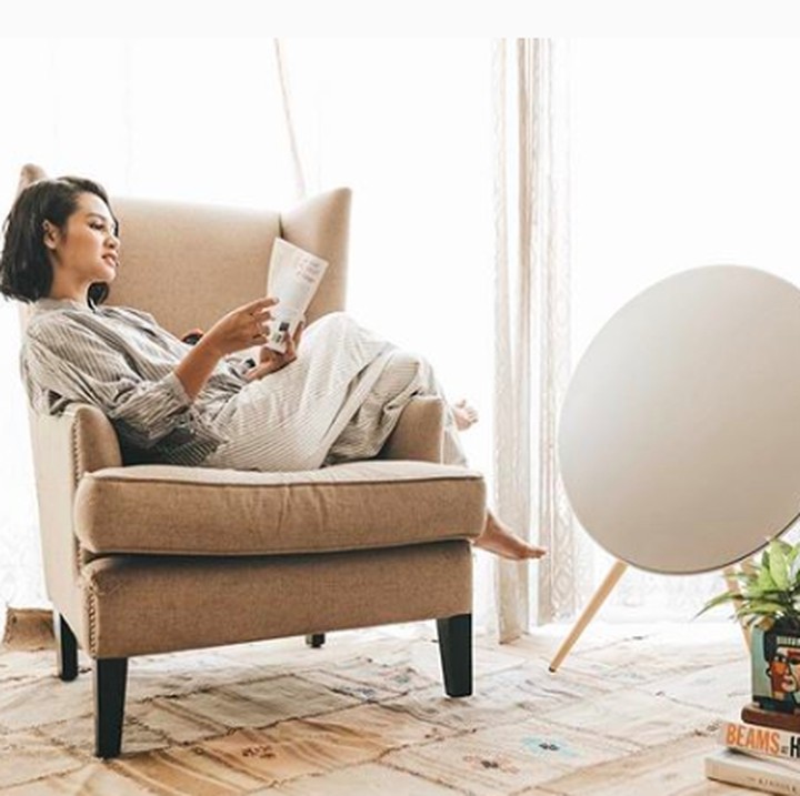 <p>Masih di ruangan yang sama, Andien mencoba menyegarkan suasana dengan mengganti tumbuhan, Bun. Jadi, tidak perlu membeli sofa baru, dengan memanfaatkan tanaman, tata ruangan sudah terlihat lebih fresh dari sebelumnya. (Foto: Instagram @andienaisyah)</p>