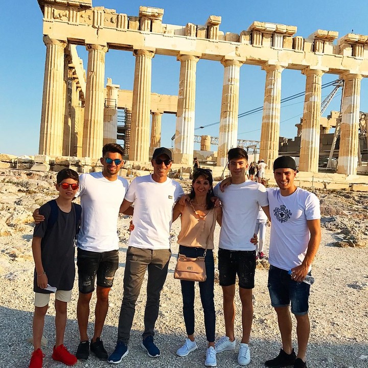 <p>Pelatih baru Real Madrid ini adalah tipe ayah yang sering menghabiskan waktu bersama keluarga. Ini salah satu potret kebersamaan keluarga Zidane saat berlibur ke Yunani. (Foto: Instagram @enzo)</p>