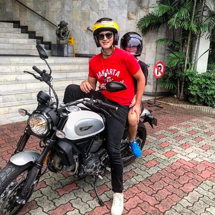 <p>Ayah dan anak selalu punya cara menyenangkan menghabiskan waktu berdua. Kali ini Papa Mike mengajak Kenzou naik motor bareng. (Foto: Instagram: @mike_lewis)</p>