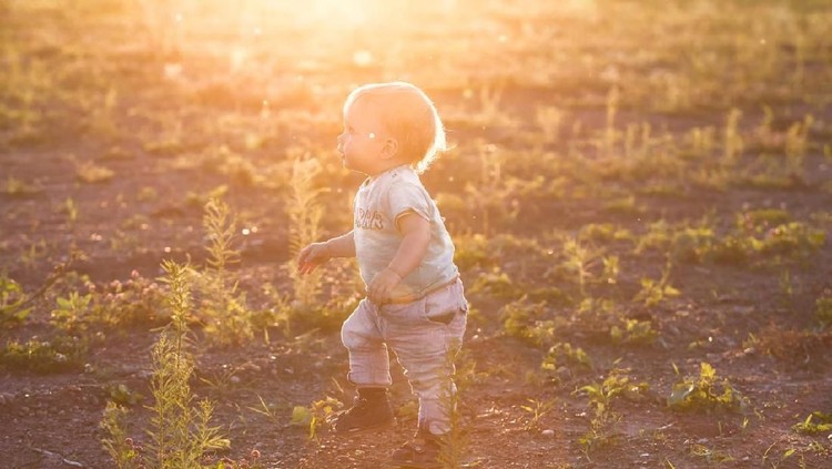 Ingin memberikan nama bayi laki-laki bermakna fajar? Intip 20 nama bayi berikut ini ya, Bun.