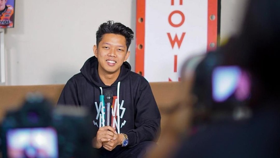 Raditya Dika, Ernest Prakasa, dan Bayu Skak tidak hanya hadir sebagai seorang aktor. Namun juga menjadi penulis naskah sekaligus sutradara