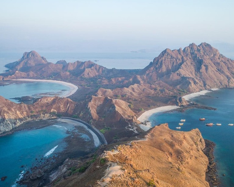 Pulau Padar merupakan situs warisan dunia UNESCO yang berada di Taman Nasional Komodo, Flores, Nusa Tenggara Timur. Hamparan bukit tinggi dengan pemandangan laut biru menjadi lokasi foto favorit bagi banyak artis Indonesia.