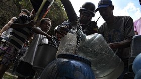 FOTO: Berebut Air di Venezuela