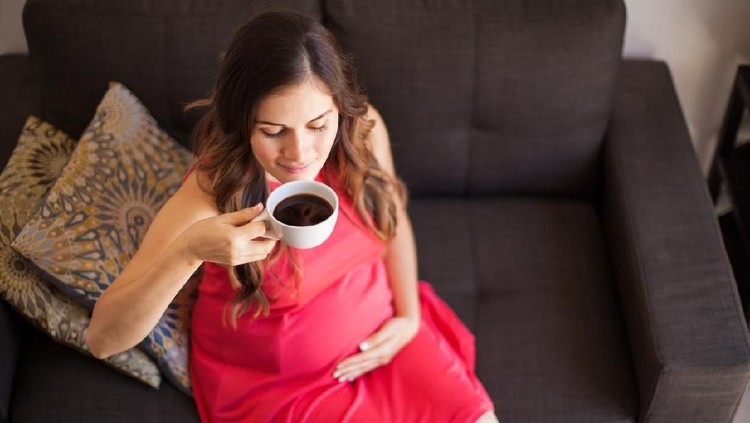 Minum kopi di awal kehamilan dapat membahayakan janin, Bun? Simak informasi lengkapnya yuk!