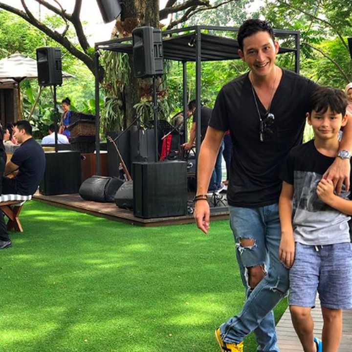 <p>Kenzou yang kini berusia 8 tahun ini tampak sudah semakin besar dan tampan seperti Papa Mike Lewis. Intip betapa kompaknya mereka berdua ya, Bun. (Foto: Instagram: @mike_lewis)</p>