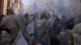 FOTO: Pesta Tepung di Yunani Dalam Senin Abu, peserta datang untuk saling melempar tepung kepada pengunjung lainnya.